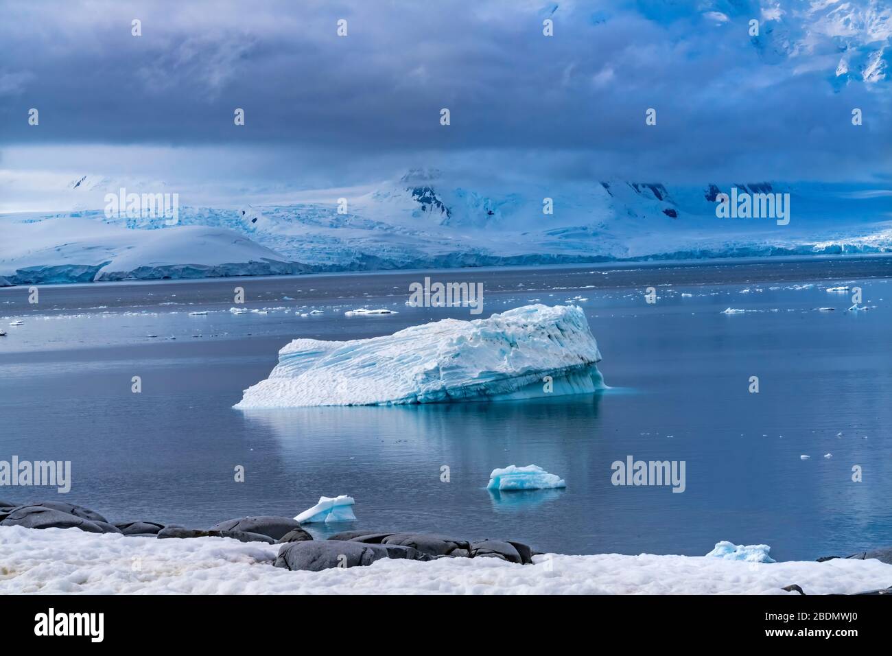 Ghiacciai blu Damoy Point Antartico Penisola Antartica. Ghiacciaio blu perché l'aria è spremuta dalla neve. Foto Stock