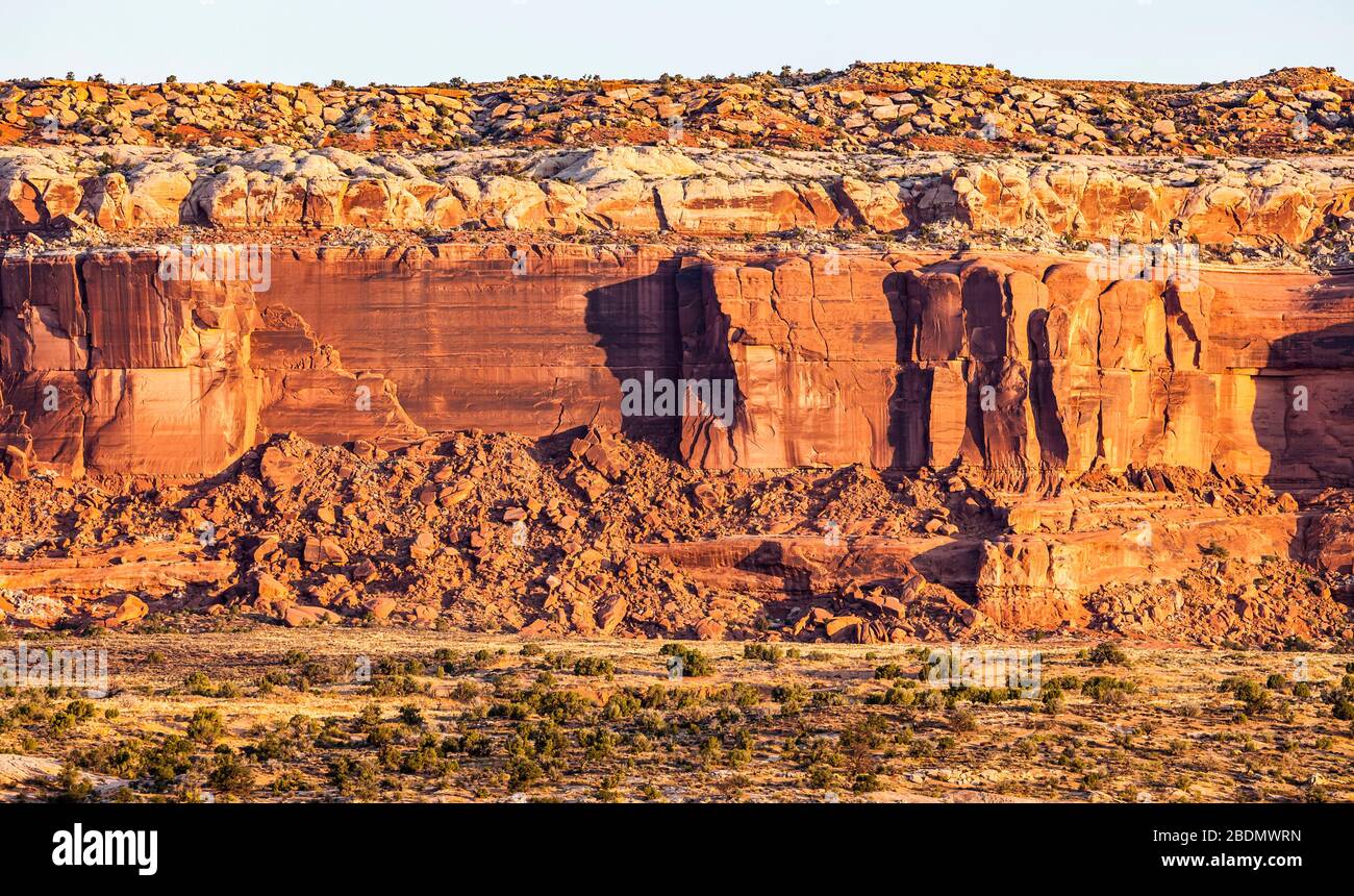 I lati della scogliera del canyon a nord-ovest di Moab, Utah. Fuori dalla strada statale 313. Foto Stock