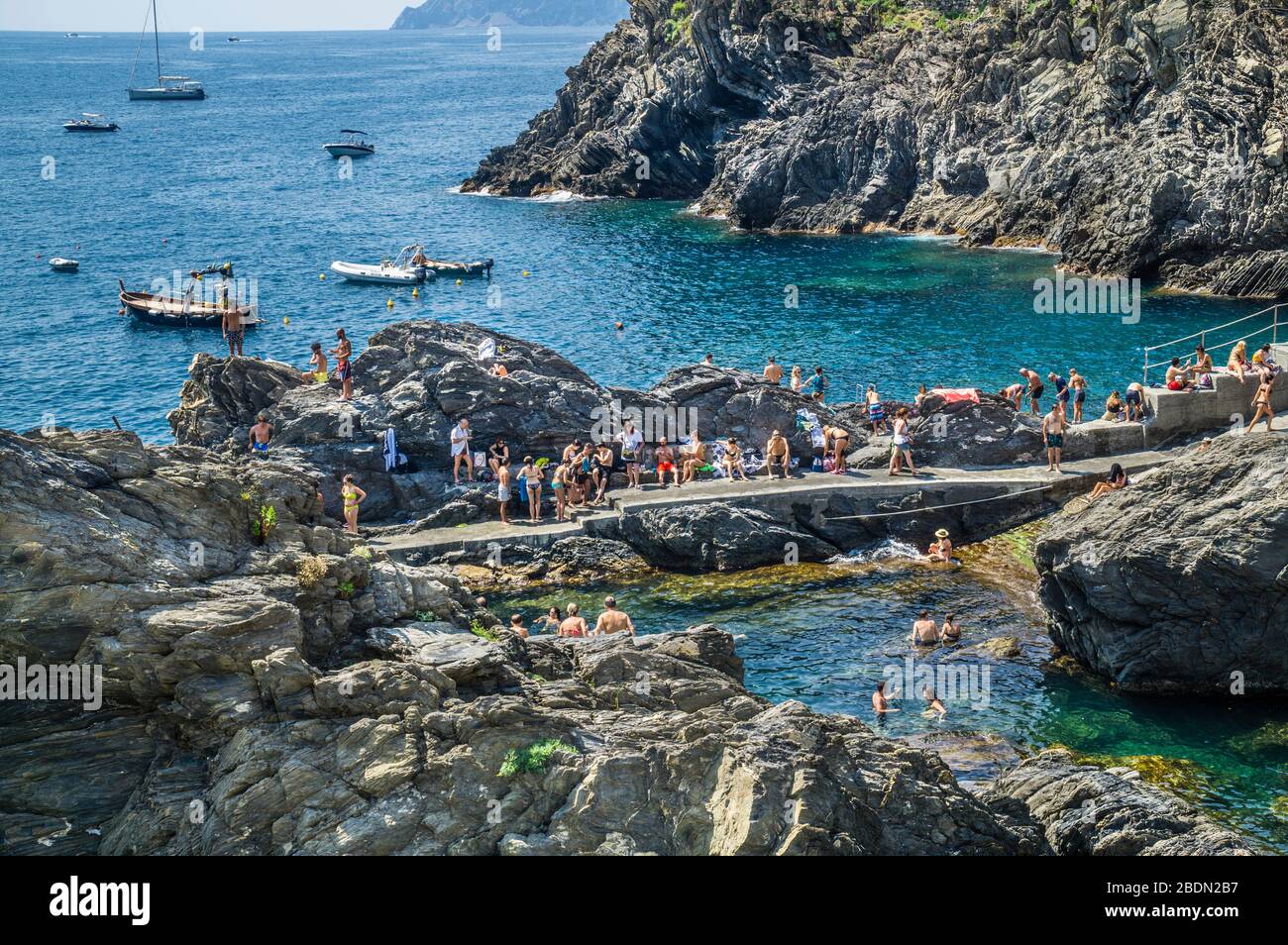 Piscina rocciosa a Manarola nelle cinque Terre, Riviera ligure di Levante, Liguria, Italia Foto Stock