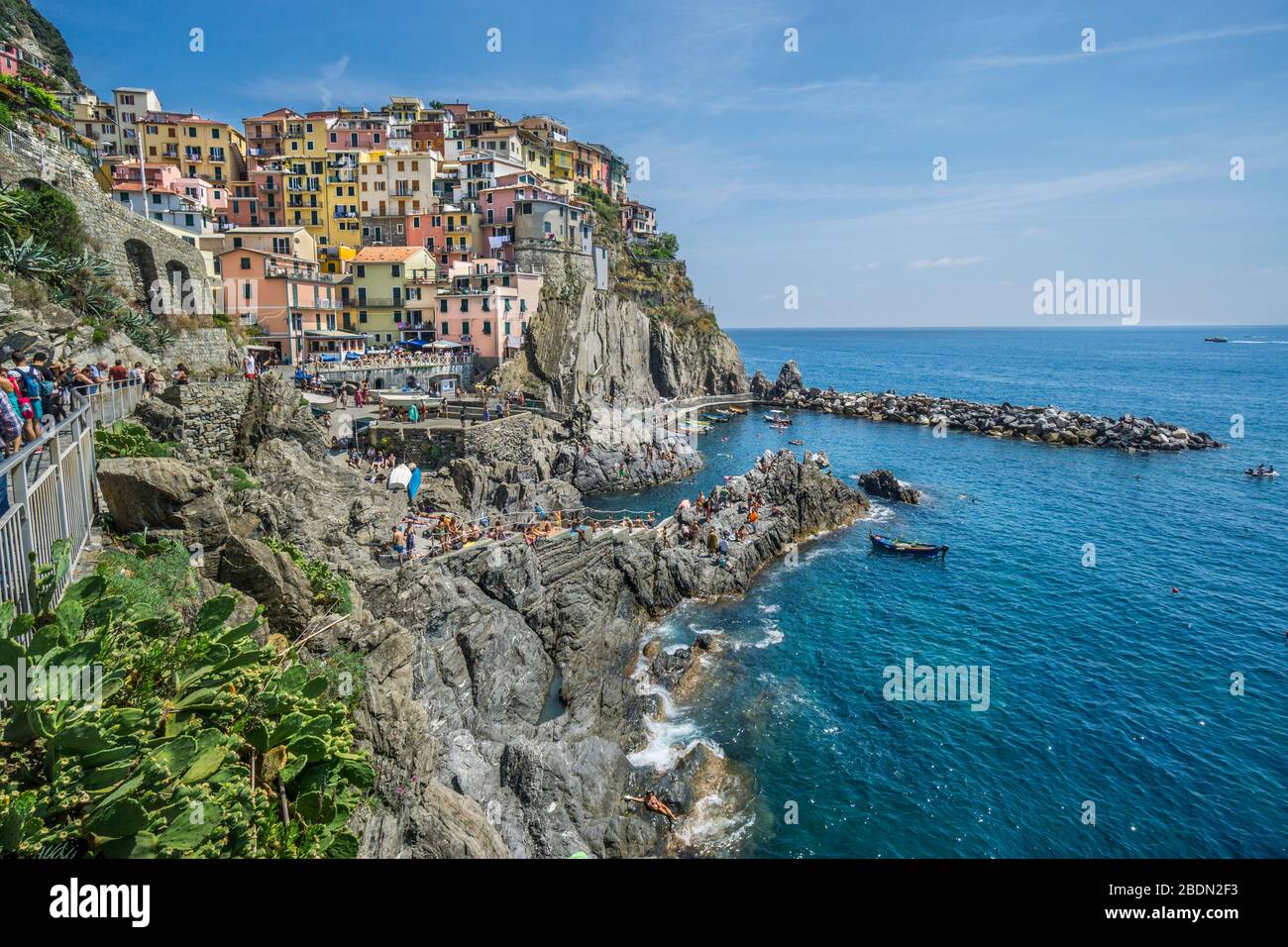 Porto di Manarola con frange rocciose nelle cinque Terre, Riviera ligure di Levante, Liguria, Italia Foto Stock