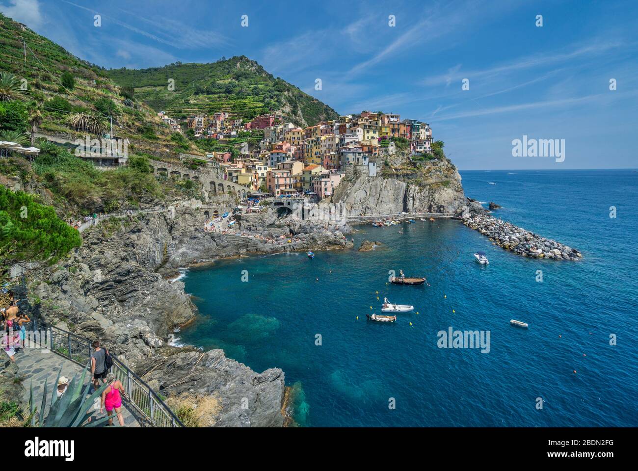 Porto di Manarola con frange rocciose nelle cinque Terre, Riviera ligure di Levante, Liguria, Italia Foto Stock