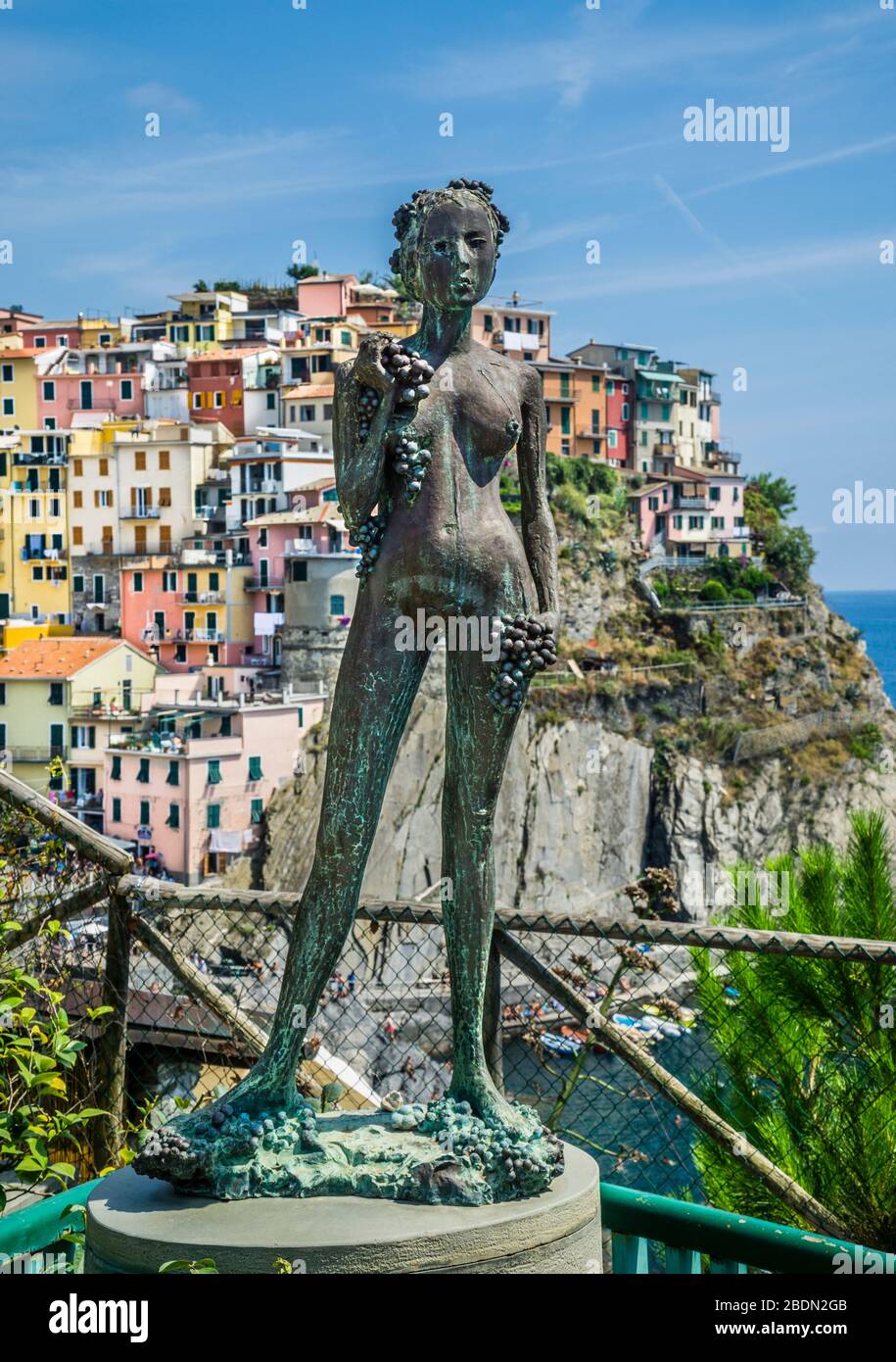 Statua della donna dell'uva Manarola di Antonio Pujia a Punta Bonfiglio, Manarola, cinque Terre, Liguria, Italia Foto Stock