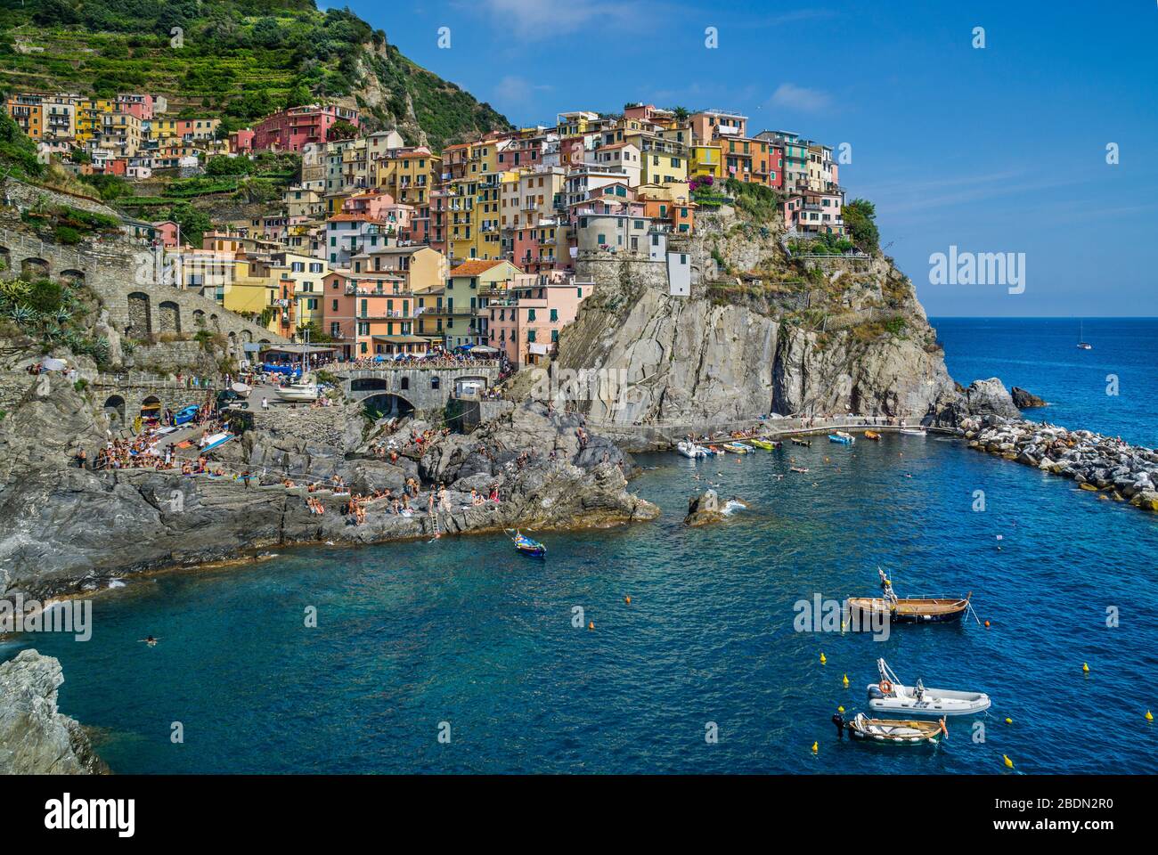 Vista sull'antico borgo costiero di Manorola nelle cinque Terre della Riviera ligure di Levante, Liguria Foto Stock