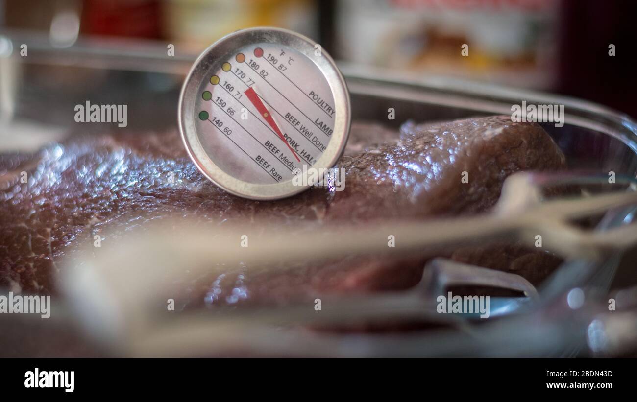 Isolato primo piano di una deliziosa carne di manzo Picanha torrefazione su una griglia calda con un indicatore di temperatura - Israele Foto Stock