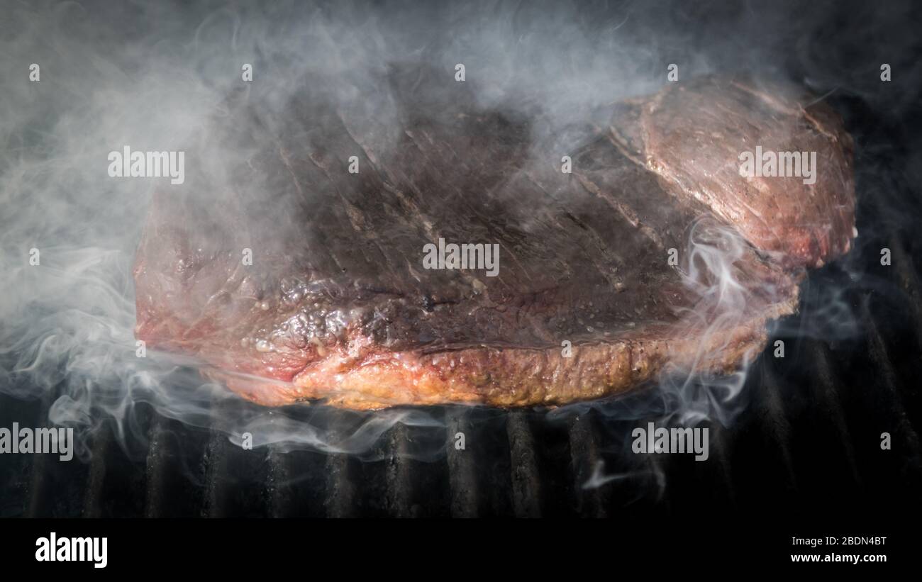 Isolato primo piano di una deliziosa carne di manzo Picanha torrefazione su una griglia calda con un indicatore di temperatura - Israele Foto Stock