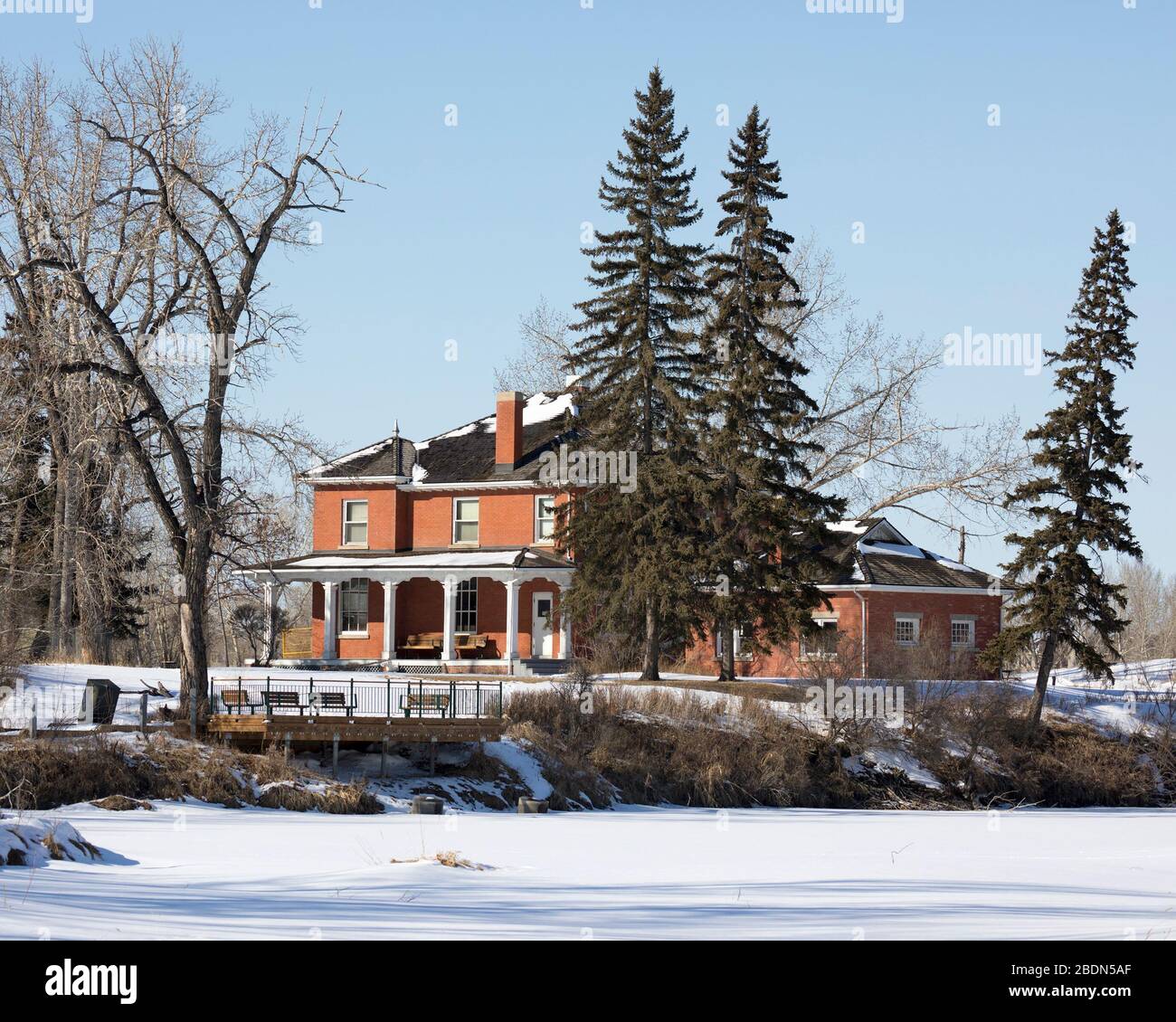 Storica casa colonnello James Walker costruita nel 1910 presso il santuario di Inglewood in inverno, Calgary, Canada Foto Stock