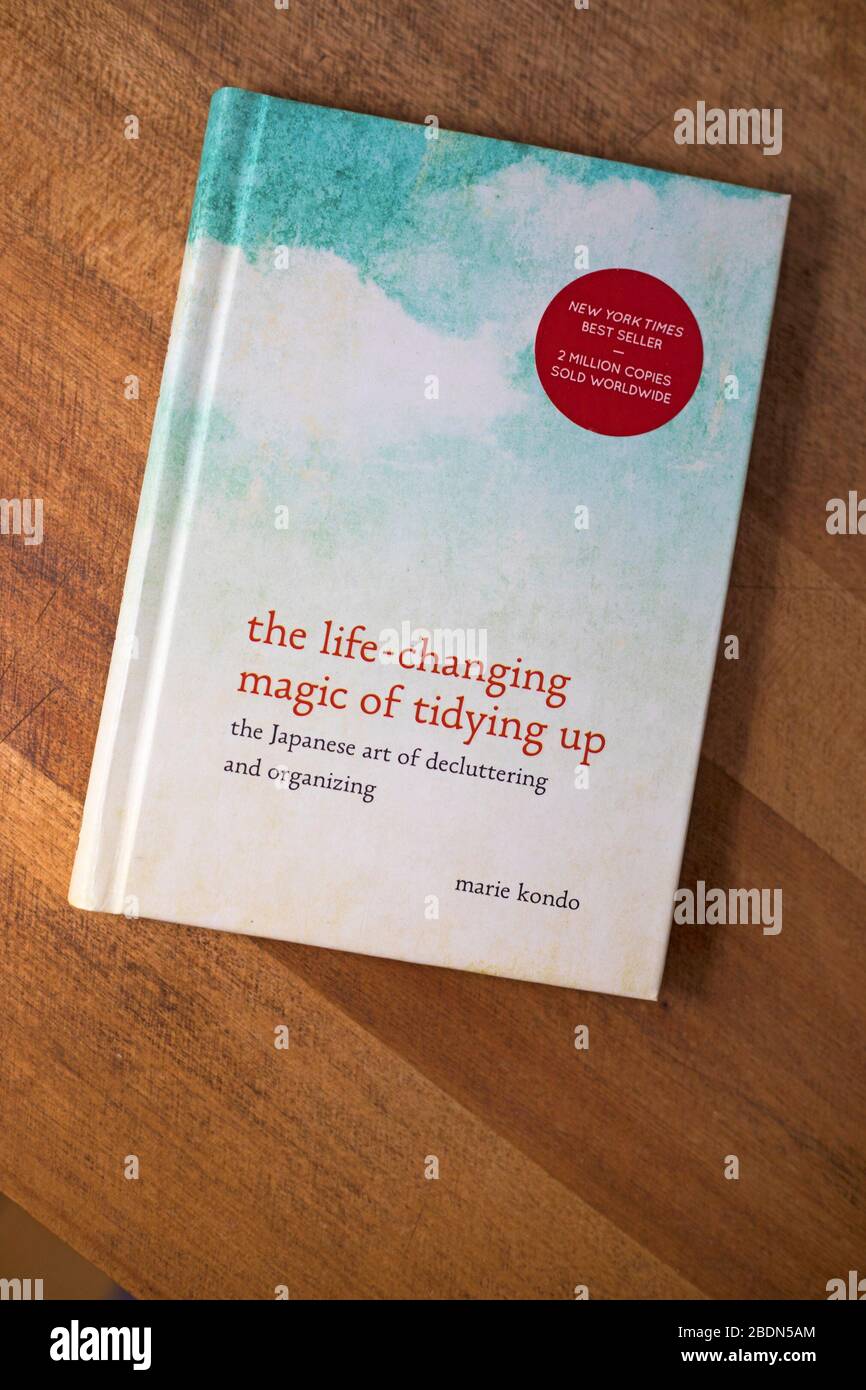 Libri da esperto di organizzazione domestica Marie Kondo: La magia di vita-cambiante di riordino in su: L'arte giapponese di decluttering e di organizzazione. Foto Stock
