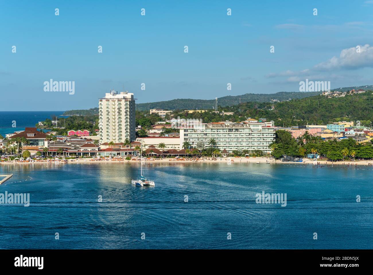 Ocho Rios, Giamaica - 23 aprile 2019: Vista dal mare alla spiaggia e zona turistica di Ocho Rios, Giamaica. Moon Palace Jamaica All Inclusive Resort i Foto Stock