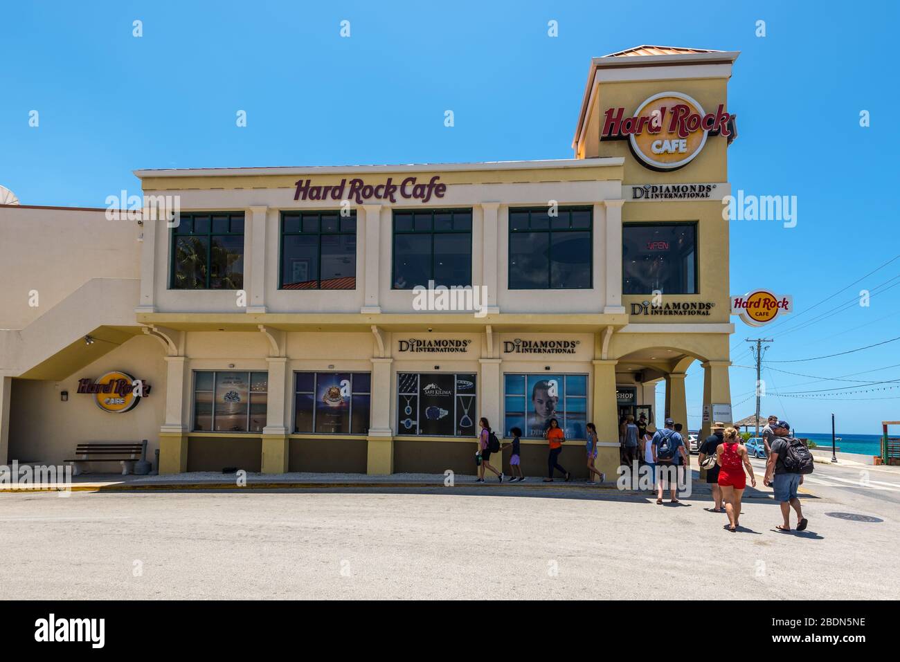 George Town, Cayman Islands, British West Indies - 23 aprile 2019: Turisti vicino al famoso Hard Rock Cafe a George Town di Grand Cayman, Cayman Isla Foto Stock