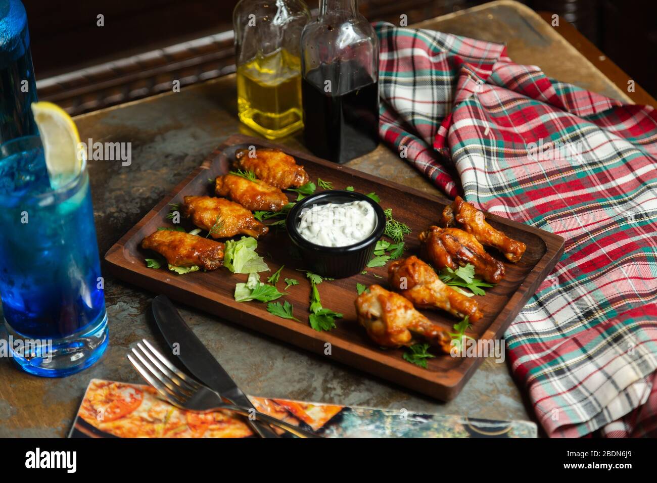 kabab di pollo servito con yogurt bianco Foto Stock