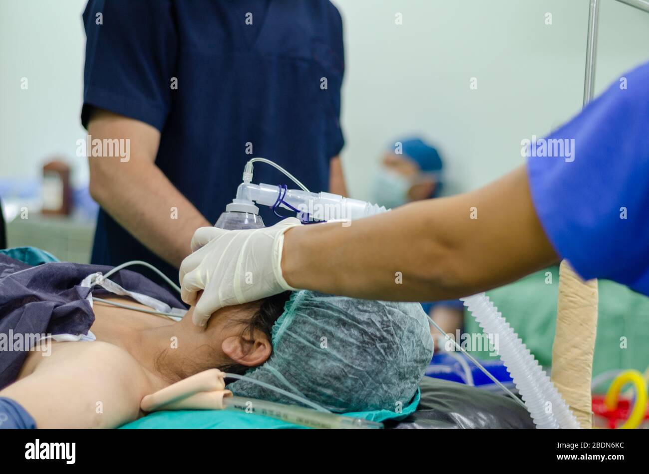 Inalazione di ossigeno al paziente con una maschera durante l'operazione Foto Stock