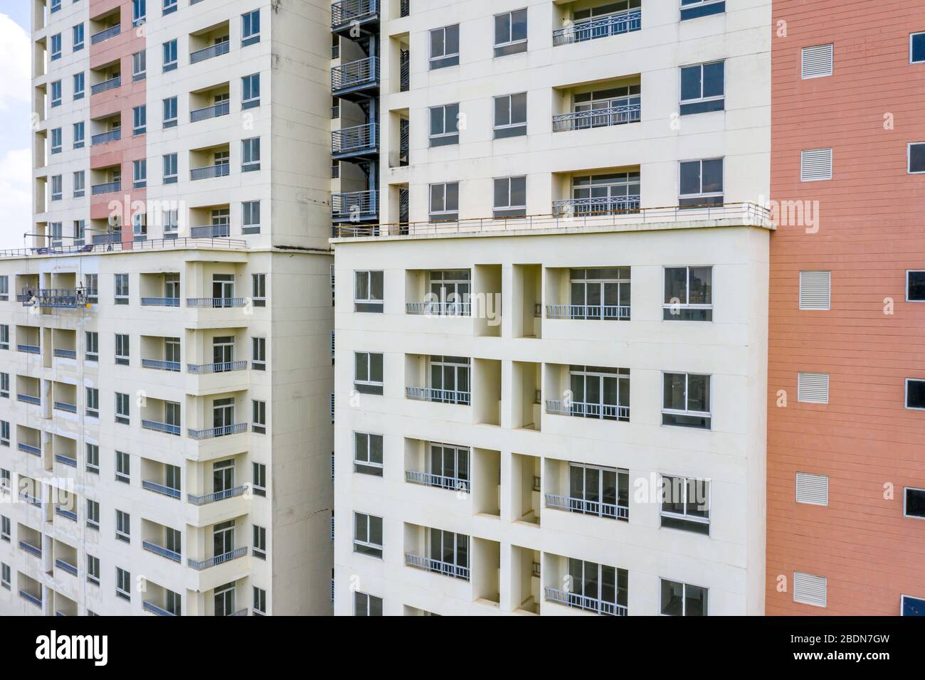 Facciata dell'edificio di appartamenti con balconi e finestre Foto Stock