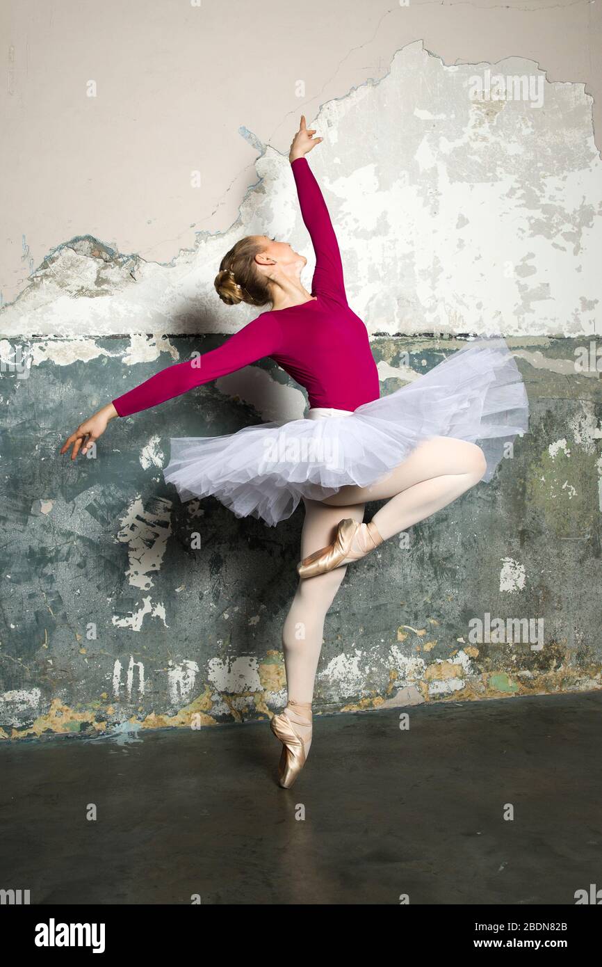 Ballerina giovane ballerina ballerina ballerina ballerina classica contro parete rustica Foto Stock