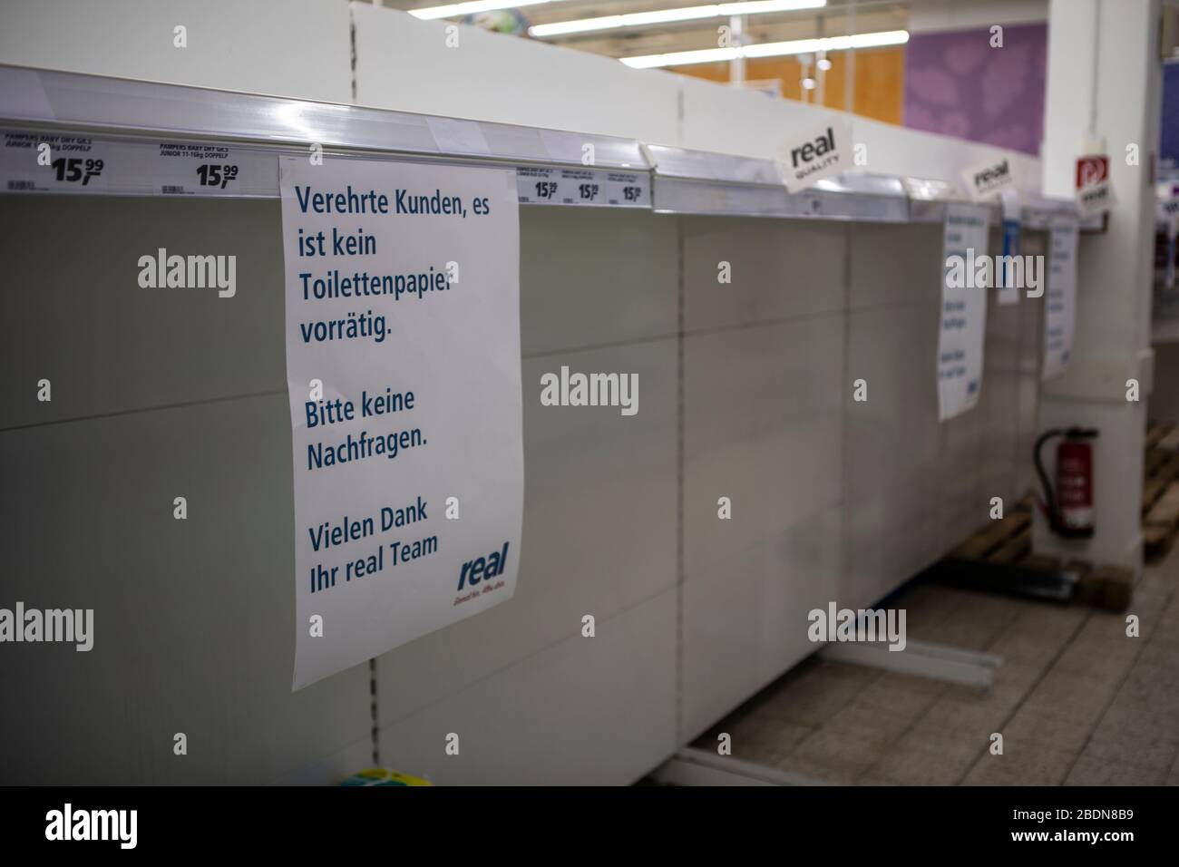 Leere Regale und Schilder, daß Toilettenpapier ausverkauft ist. Während der Corona-Pandemie hat auch das Kaufhaus REALE durch die Hamsterkäufe keine Vo Foto Stock