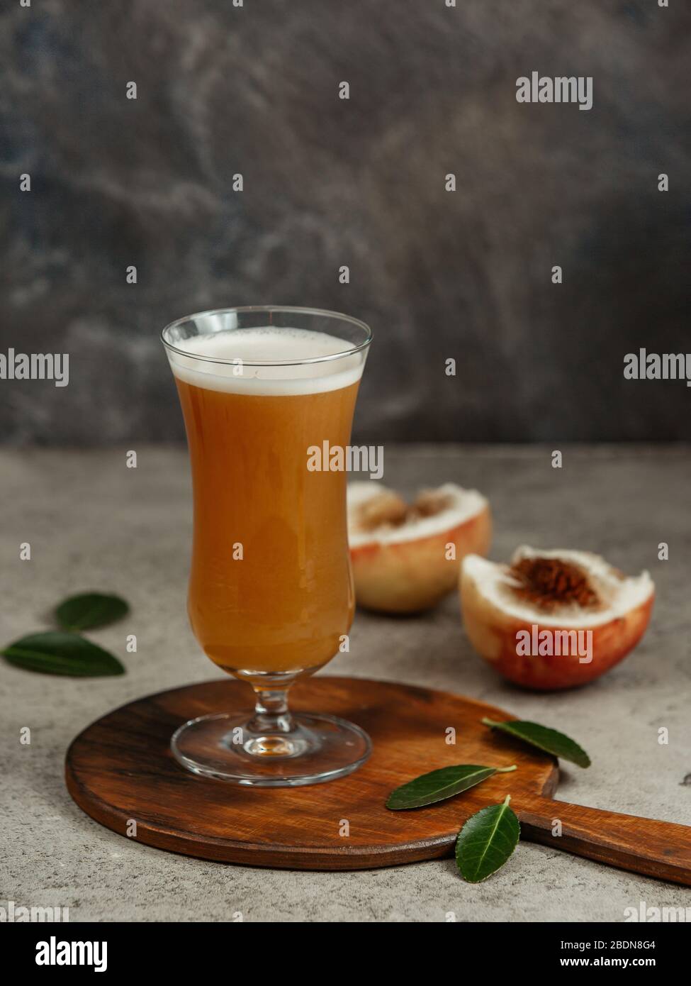 succo di pesca e pesche sul tavolo Foto Stock