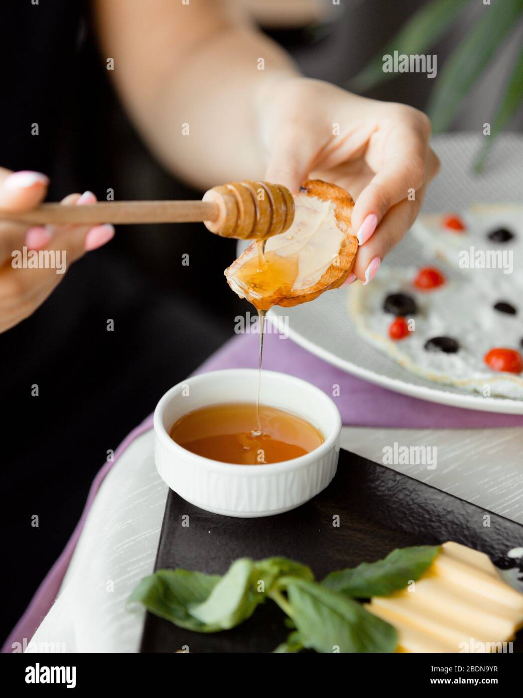 pane tostato con burro e miele Foto Stock
