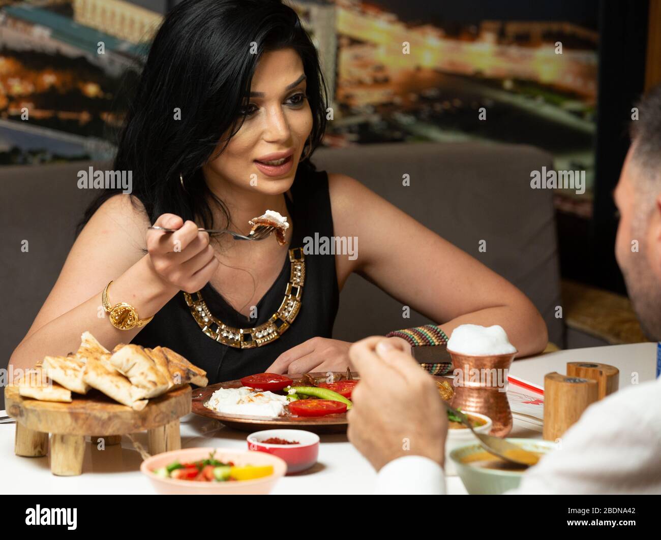 la coppia cena in un ristorante Foto Stock