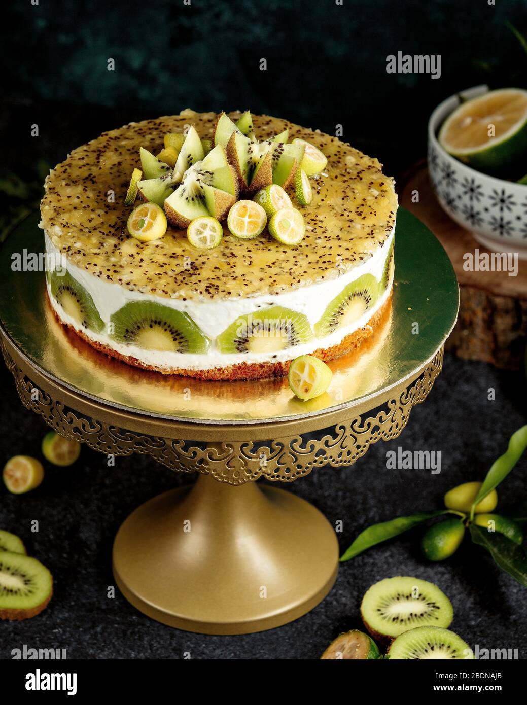 kiwi e torta panna montata al limone Foto Stock