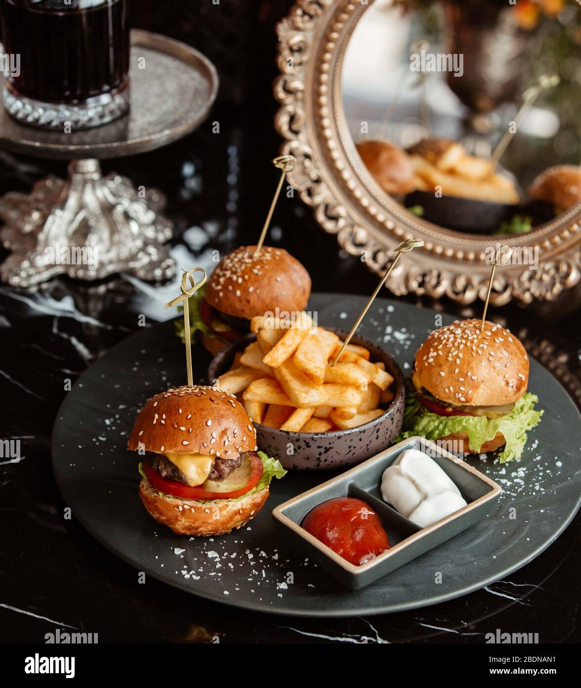 mini cheeseburgers e patatine fritte su un piatto Foto Stock