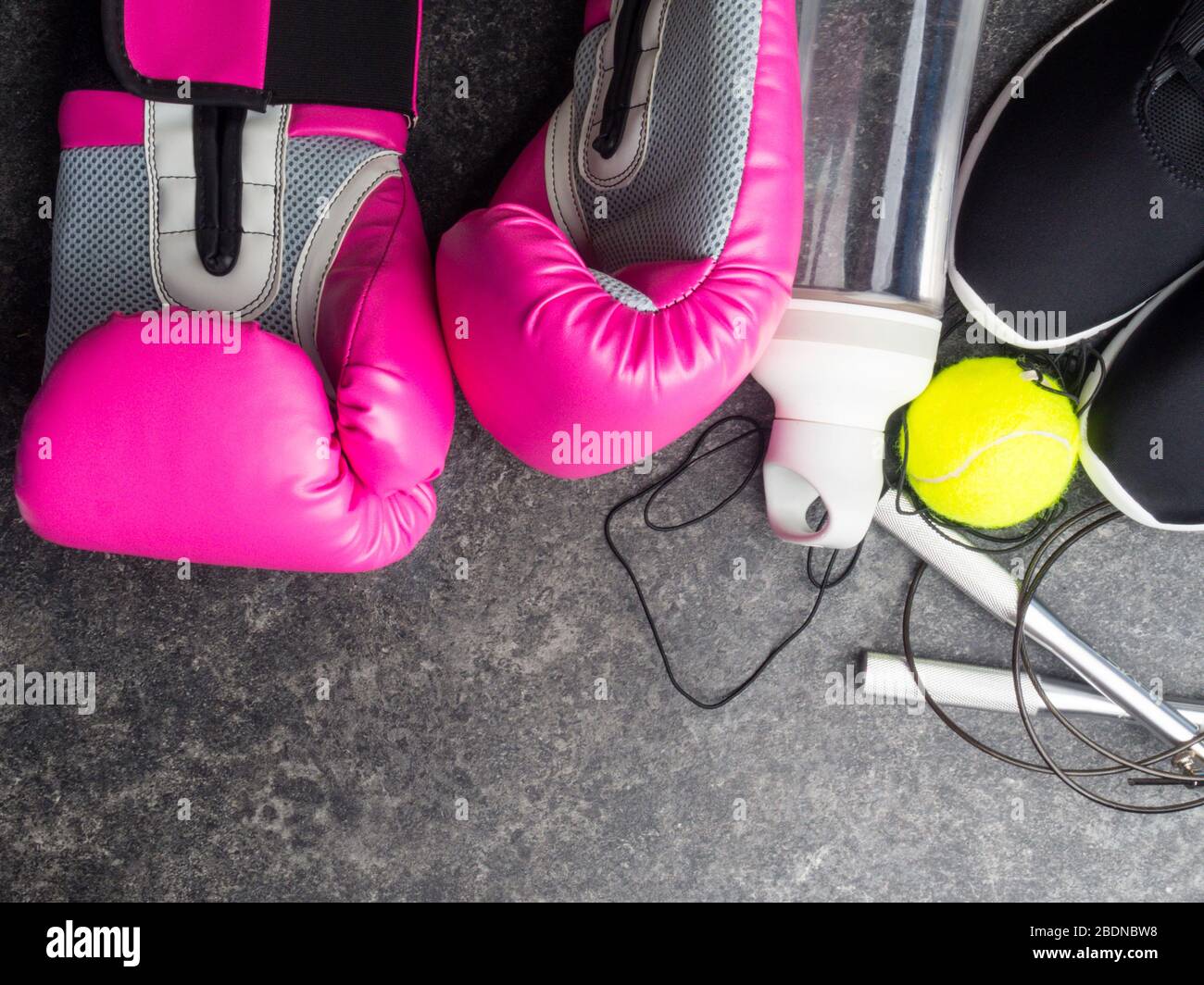 sneaker sportive, guanti da boxe in pelle, corda da salto, palla da tennis,  bottiglia d'acqua, concetto di boxe femminile, spazio copia Foto stock -  Alamy