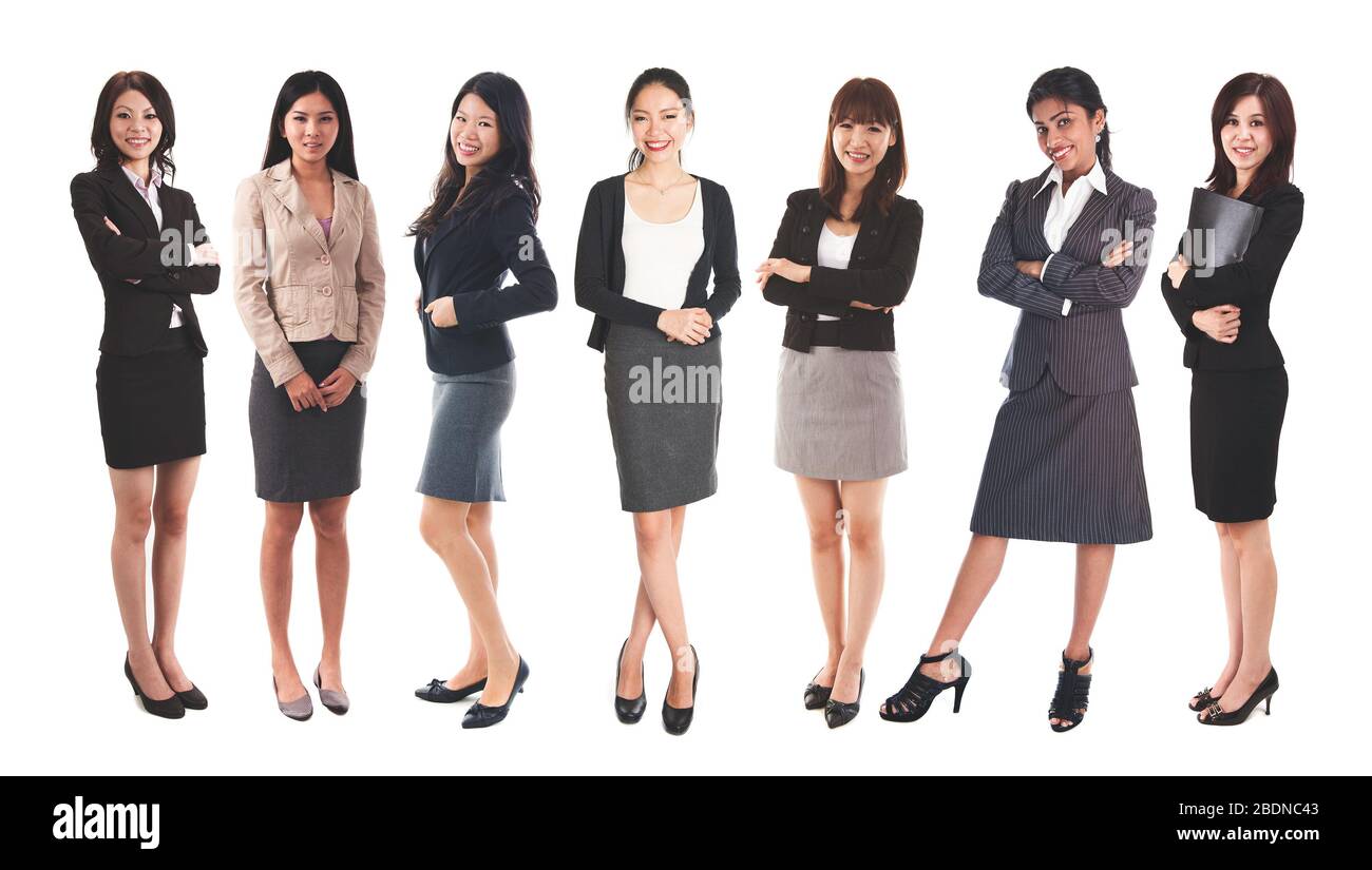 Corpo completo diverse donne asiatiche business e gruppo di età mista, in piedi isolato su sfondo bianco. Foto Stock