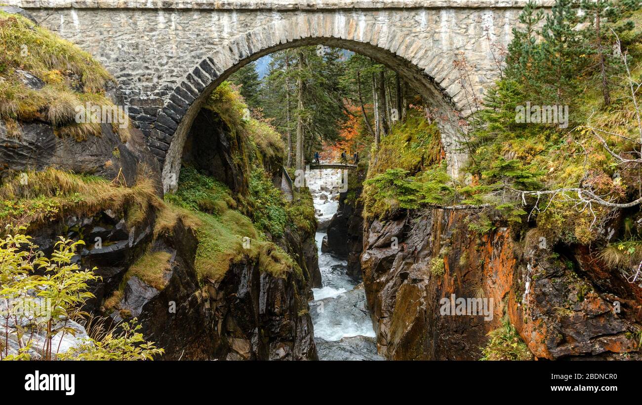 Acqua che scorre sotto il Pont D'Espagne nei Pirenei, Francia in autunno Foto Stock