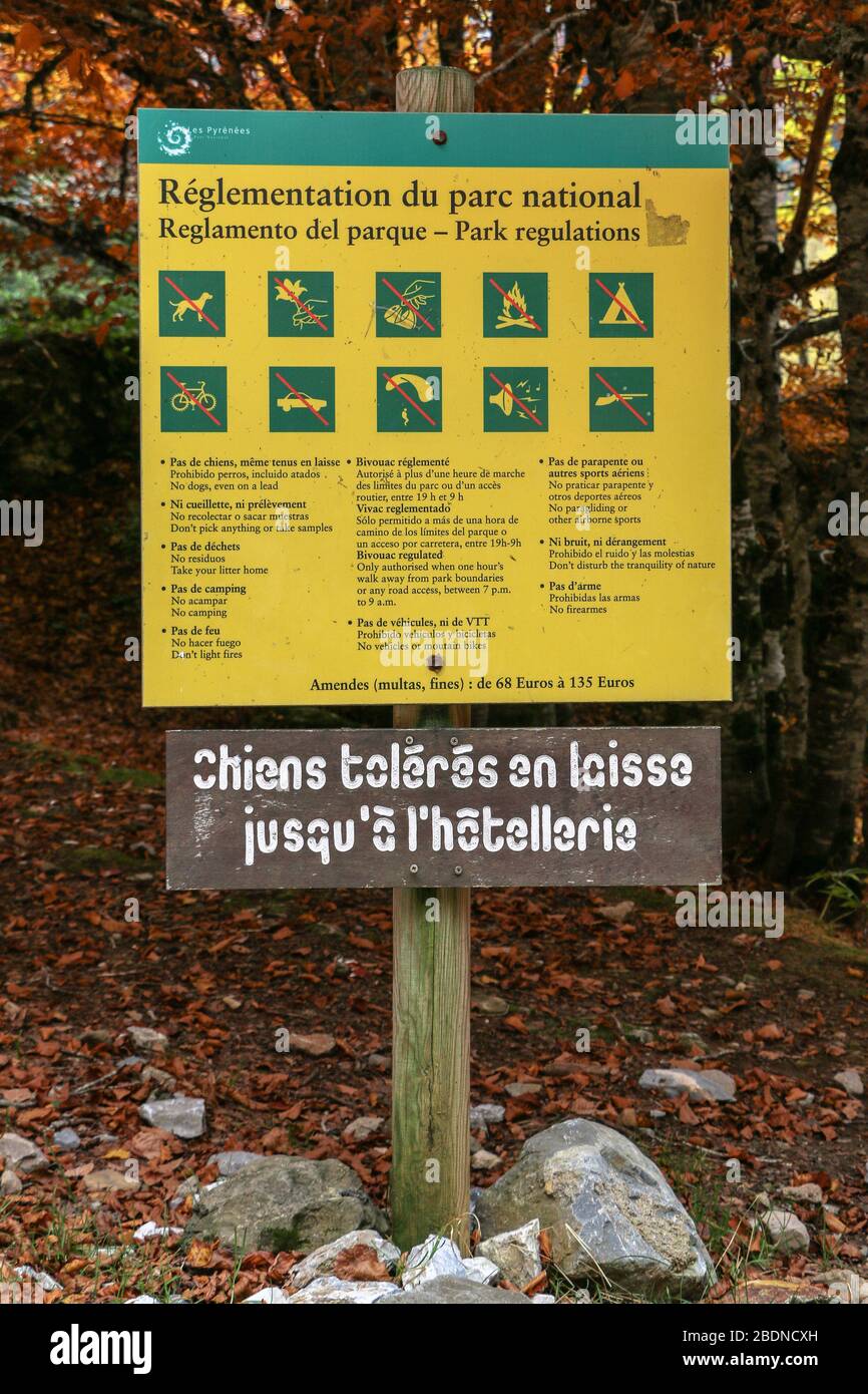 Un cartello con le regole e le regole per i visitatori del Parco Nazionale dei Pirenei Foto Stock