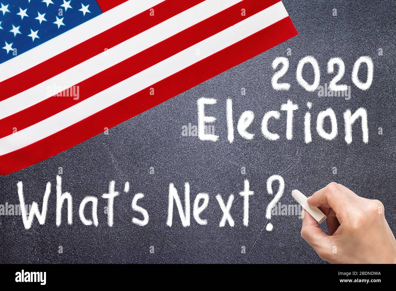 2020 Stati Uniti d'America elezioni presidenziali contesto. Cosa c'è scritto dopo con gesso sulla lavagna e la bandiera americana. Votazioni, elezioni c Foto Stock