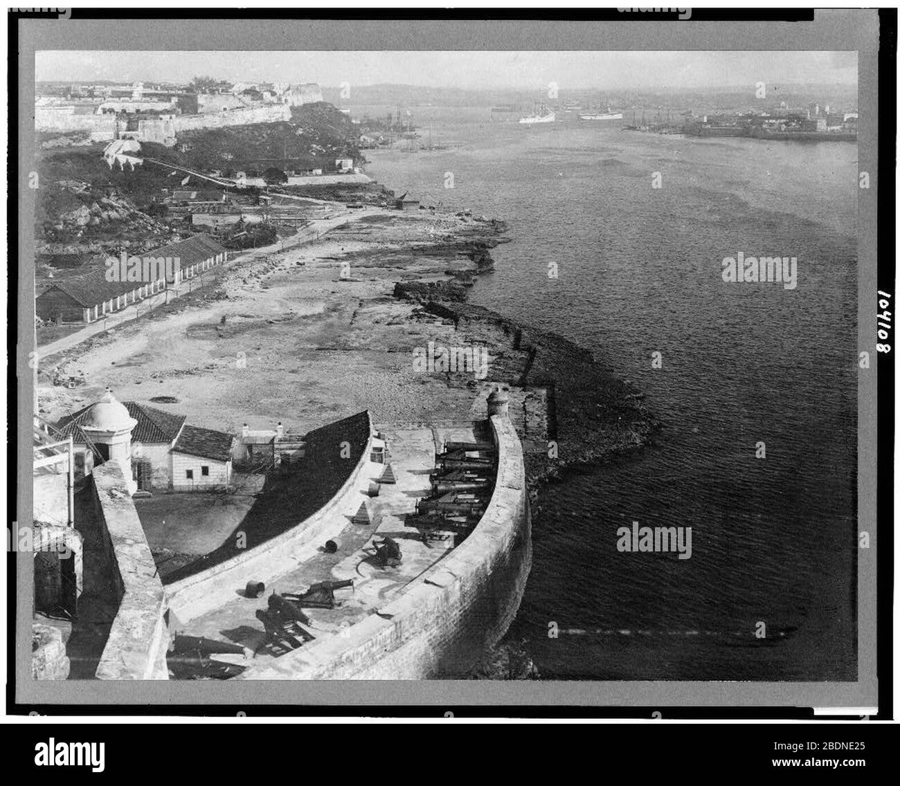 Ingresso al porto, Havana, Cuba con parte del castello di Morro in primo piano e Fortezza di Cabañas e Havana in lontananza Foto Stock