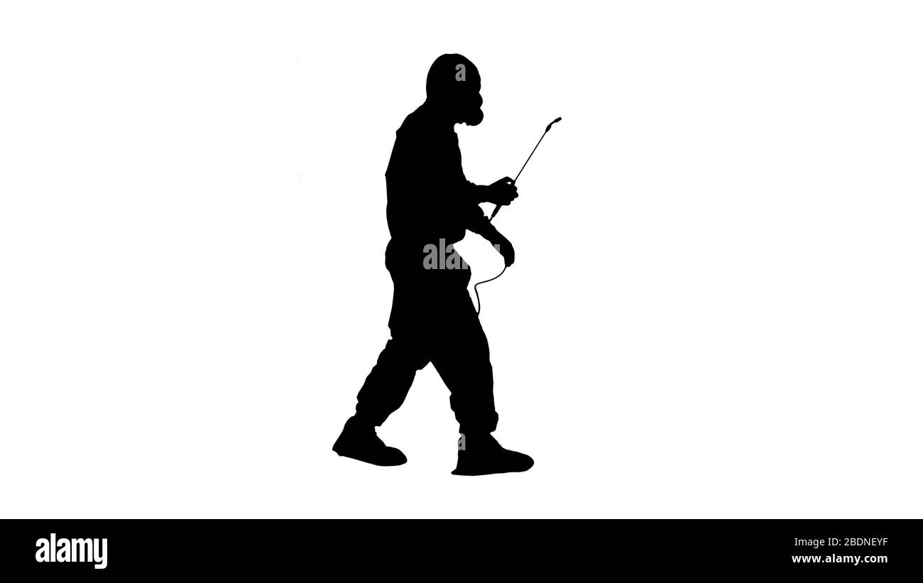 Silhouette scienziato in tuta a nocciola camminare e disinfettare aga Foto Stock
