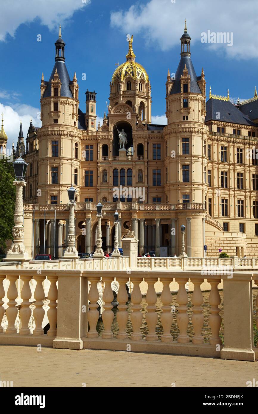 Vista frontale del Castello di Schwerin in Meclemburgo-Pomerania occidentale in estate Foto Stock