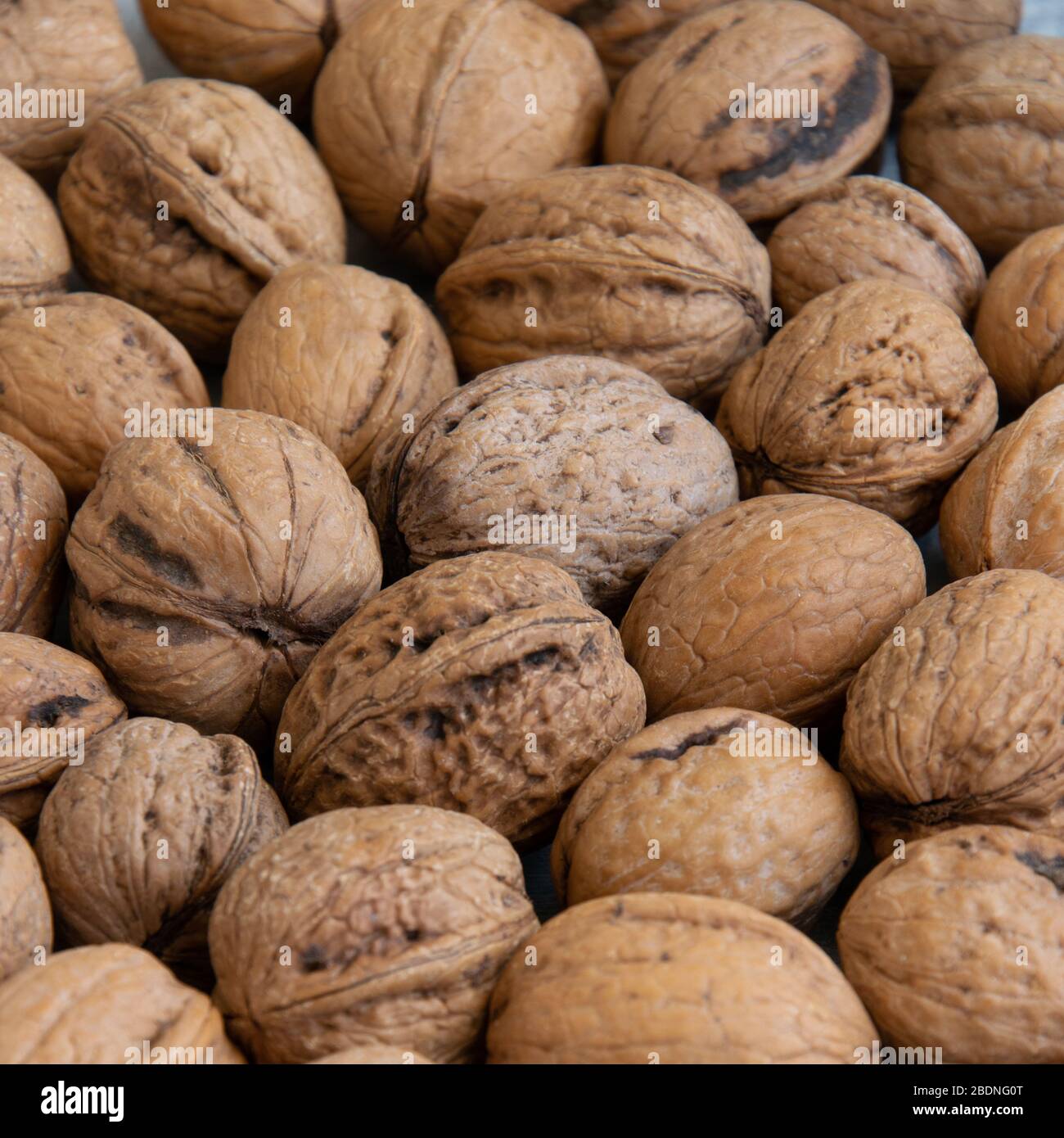 Noci crude intere, ingredienti alimentari sani, cibi vegani e vegetariani Foto Stock