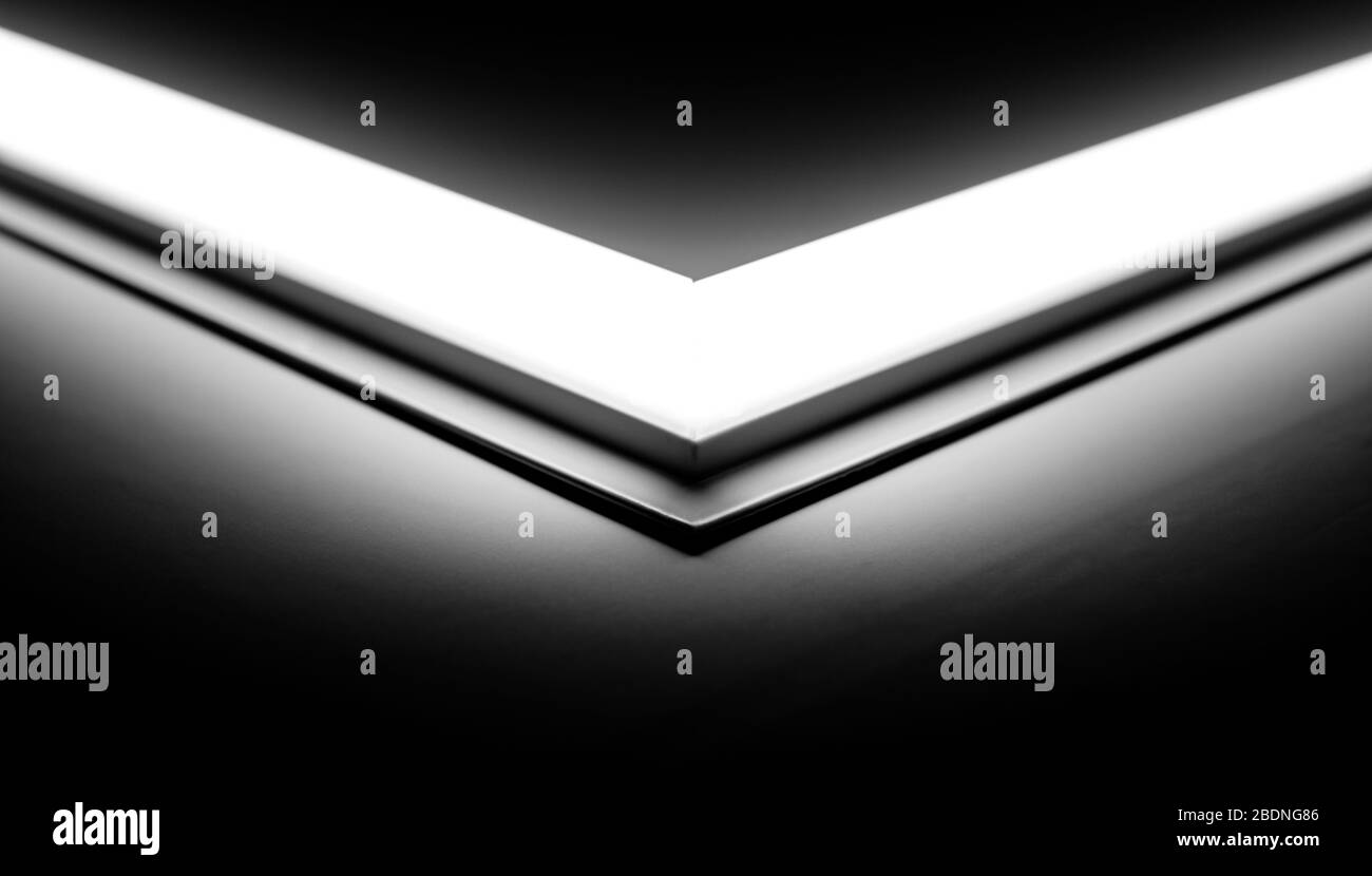 luce led triangolare brillante in scuro, ad angolo basso Foto Stock