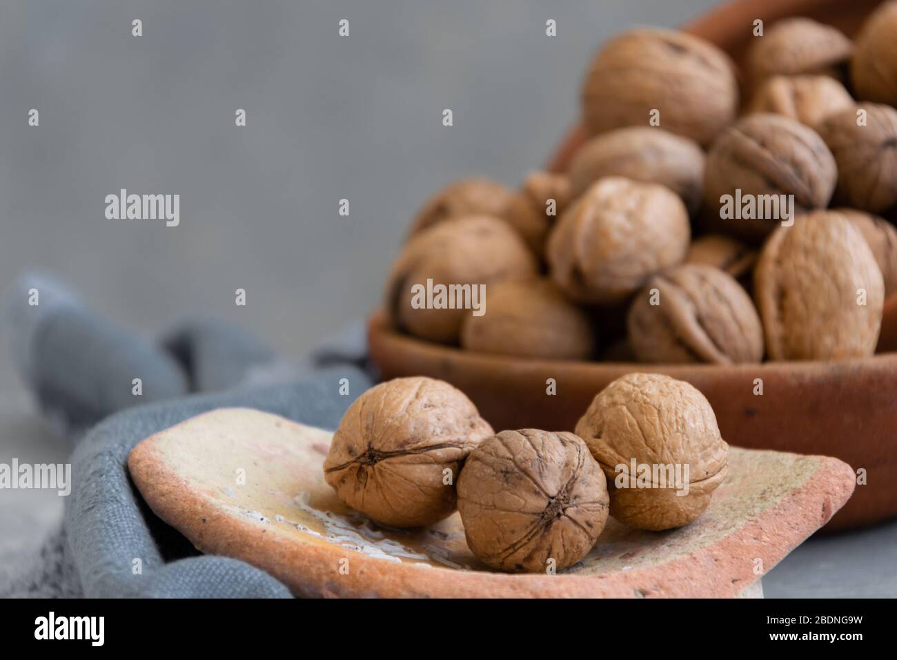 Noci crude intere, ingredienti alimentari sani, cibi vegani e vegetariani Foto Stock