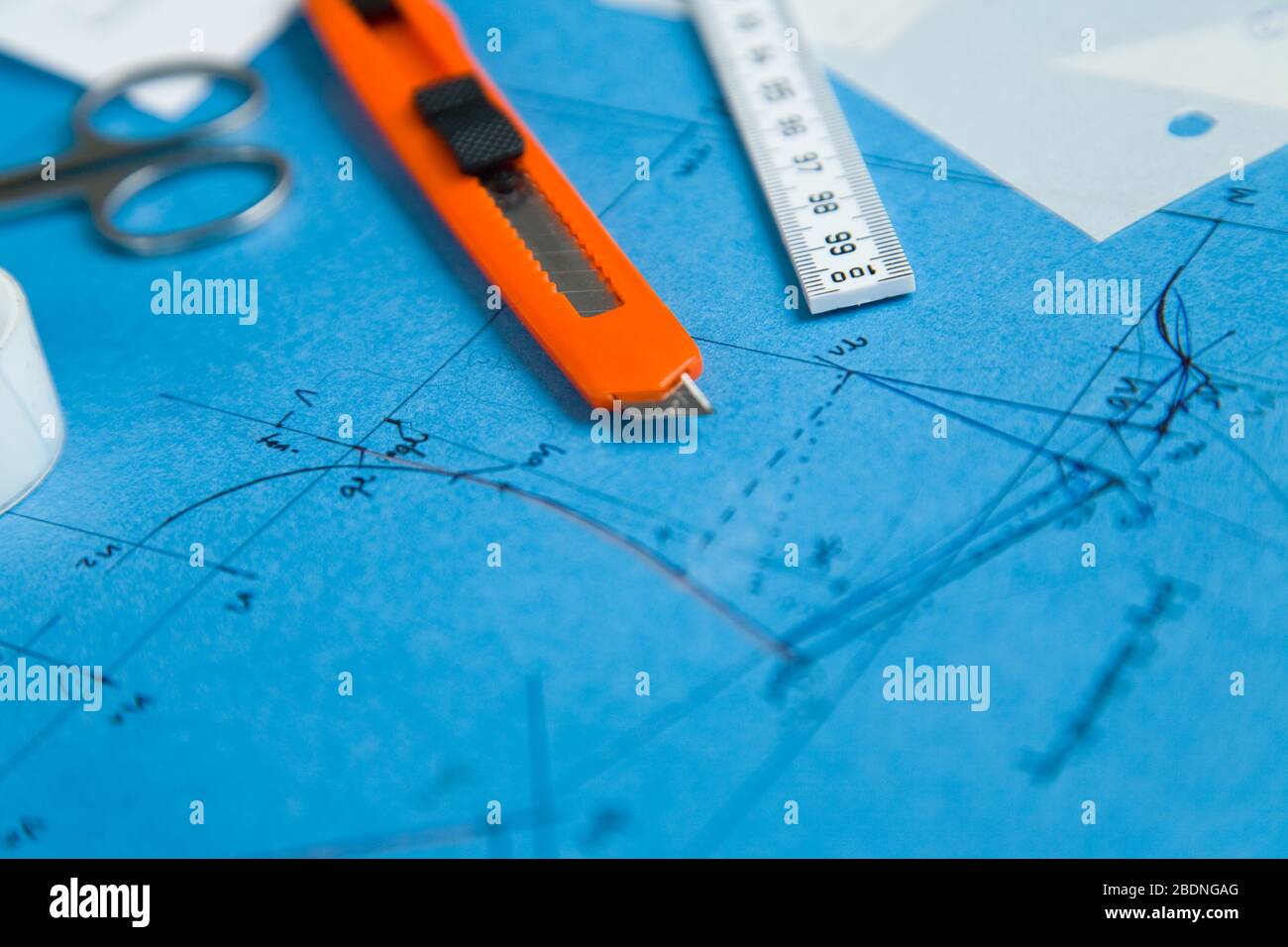 Il coltello si trova su un modello blu Foto Stock