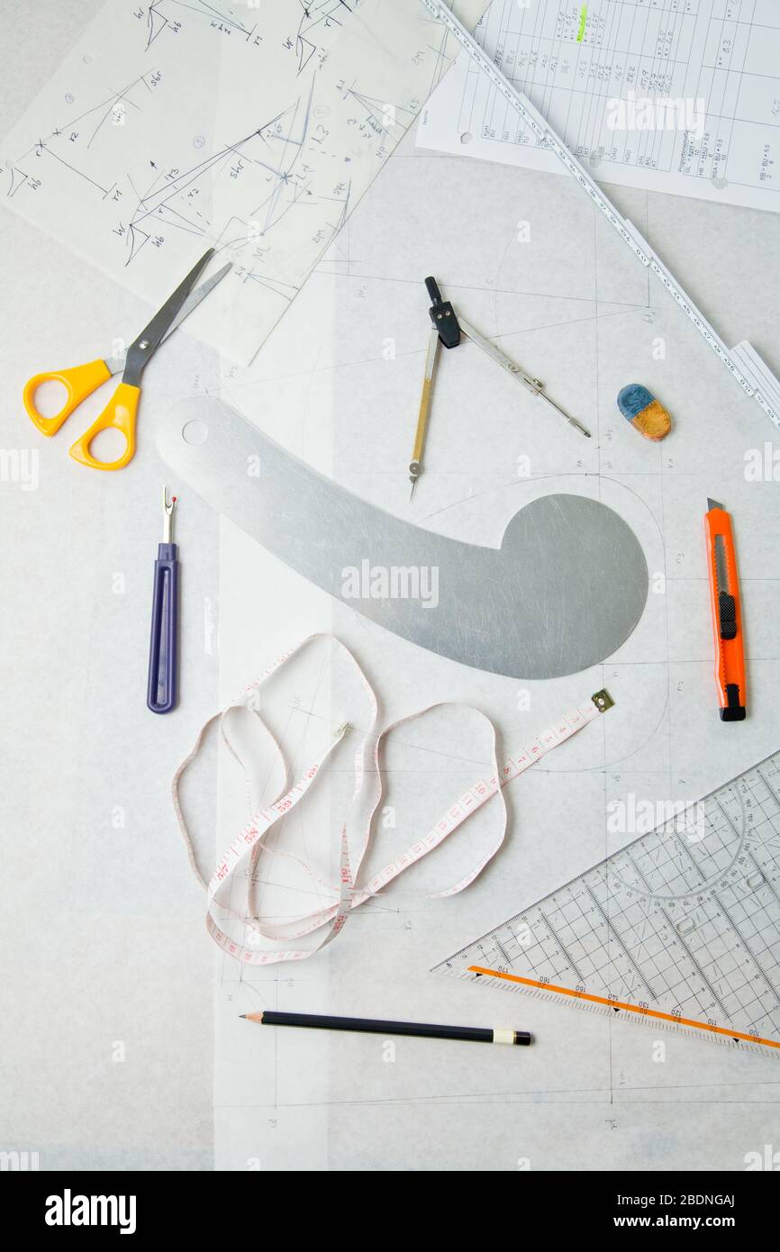 Modello di cucitura con utensili come forbici e righello dall'alto Foto Stock