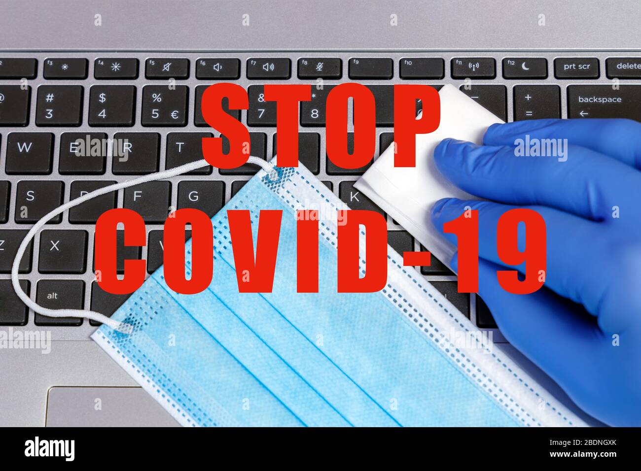 Stop COVID-19 concetto di prevenzione di Coronavirus disinfezione della persona del luogo di lavoro pulizia del portatile Keybord con salviette disinfettanti. Foto Stock