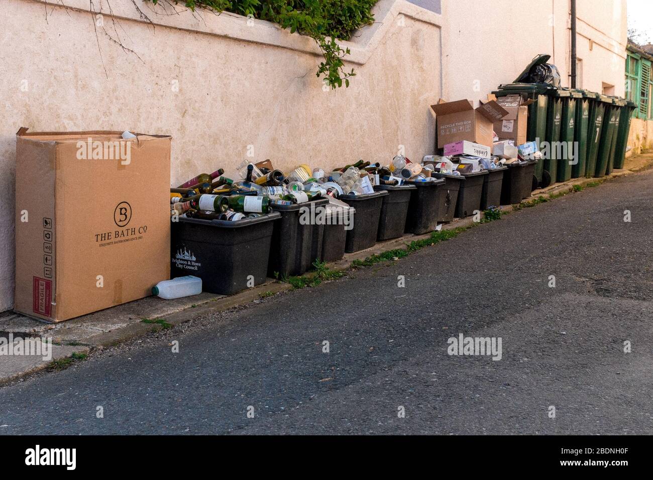 Riciclaggio e rifiuti pile Up durante la Pandemia di Coronavirus, Brighton, Inghilterra Foto Stock