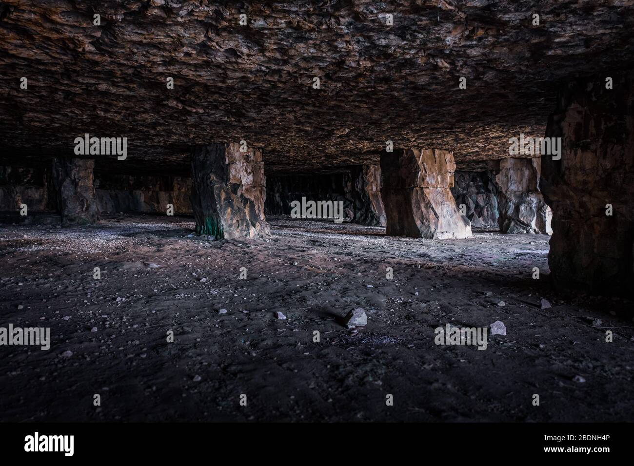 Le colonne portanti del tetto all'interno delle grotte di cava di Winspit, l'isola di Purbeck, Dorset, Regno Unito Foto Stock