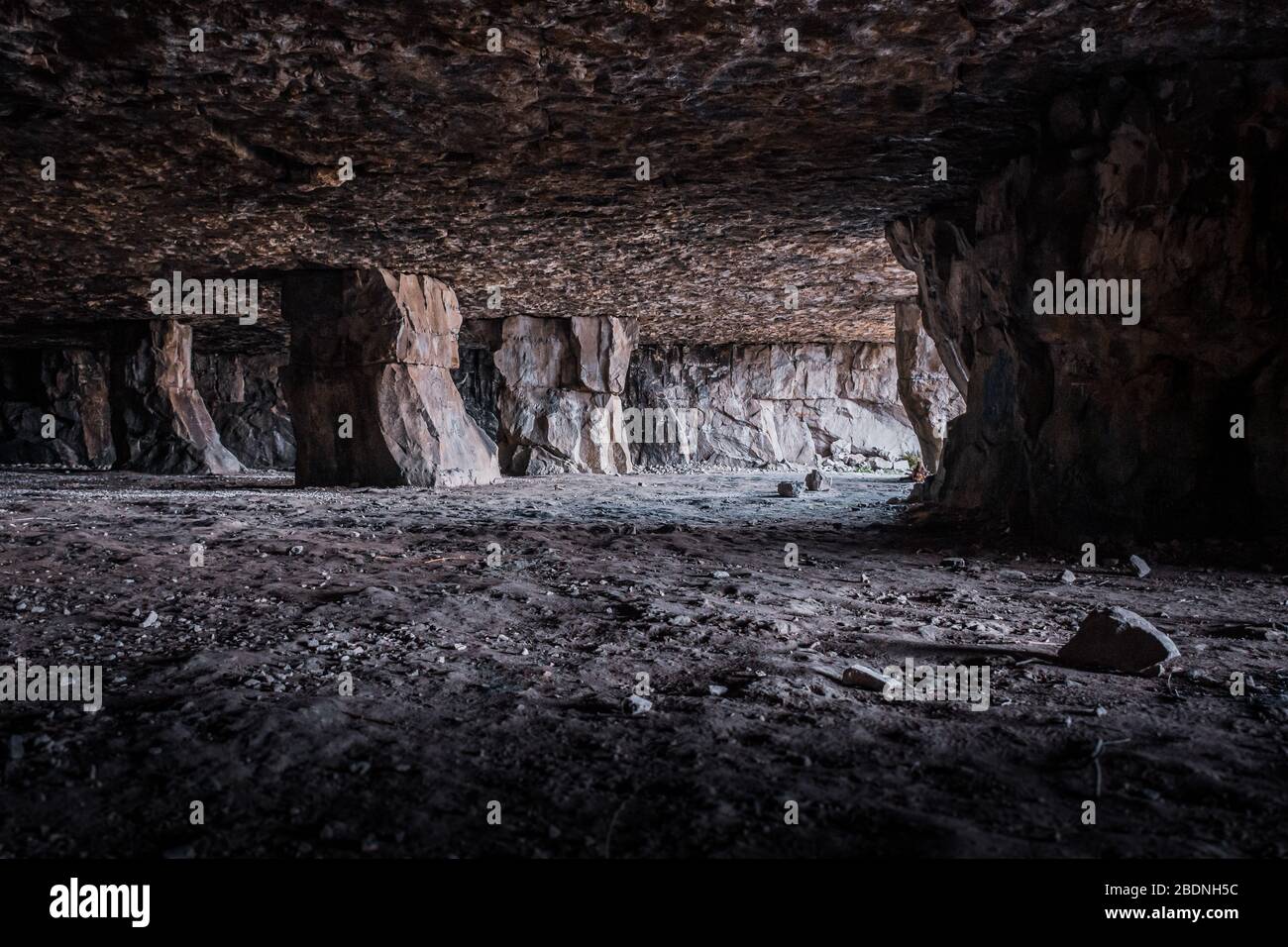 Le colonne portanti del tetto all'interno delle grotte di cava di Winspit, l'isola di Purbeck, Dorset, Regno Unito Foto Stock