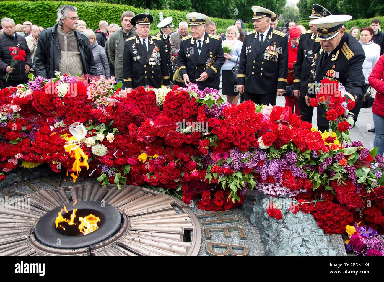 Kiev, Ucraina - 09 maggio 2019: I veterani della seconda guerra mondiale hanno dato i fiori al monumento al soldato caduto Foto Stock