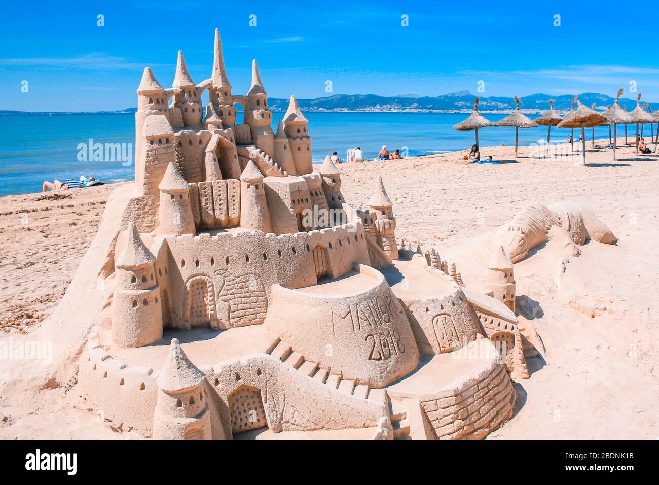 El Arenal, Maiorca, Spagna - Marzo 27 2018: Bellissimo castello di sabbia sulla spiaggia di El Arenal. E' un famoso luogo turistico durante l'estate a Maiorca. Foto Stock