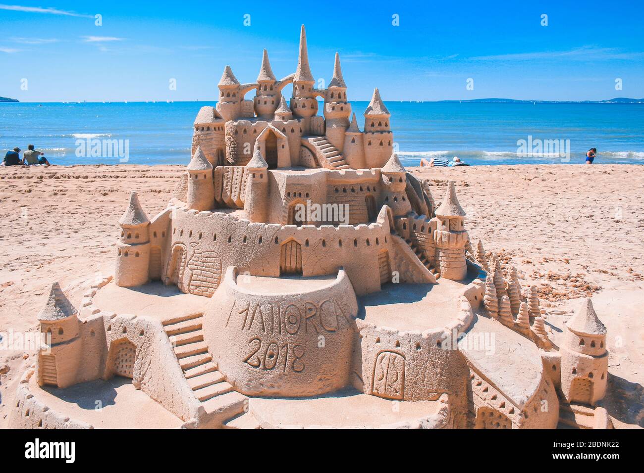 El Arenal, Maiorca, Spagna - Marzo 27 2018: Bellissimo castello di sabbia sulla spiaggia di El Arenal. E' un famoso luogo turistico durante l'estate a Maiorca. Foto Stock