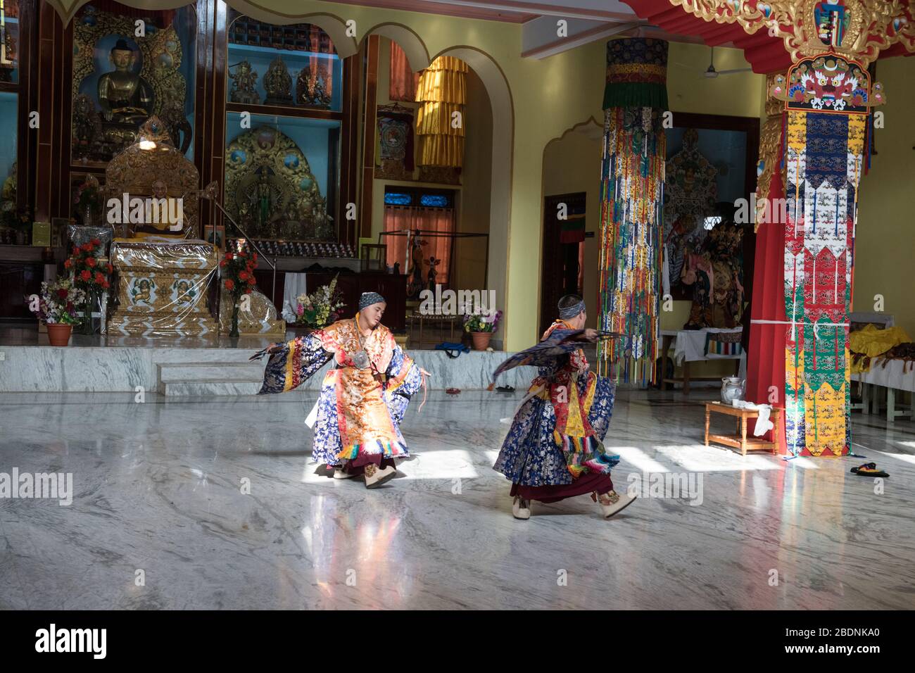 Monaci tibetani che si preparano alla danza Cham, suonati durante il Losar (Capodanno tibetano) a Gurupura Tibetan Settlement, Karnataka, India del Sud. Foto Stock