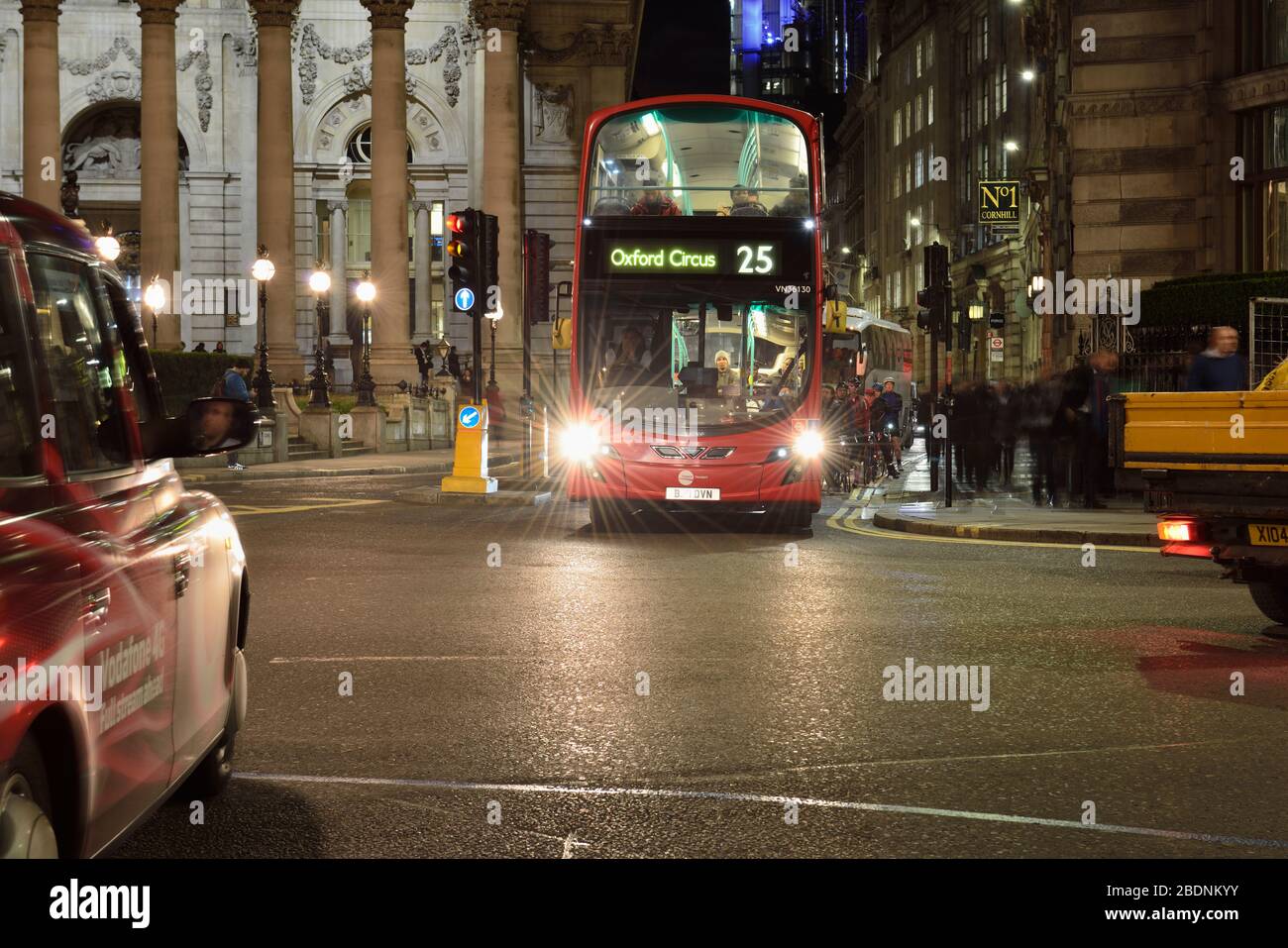 Traffico serale allo svincolo della Banca, Londra EC2, Regno Unito Foto Stock