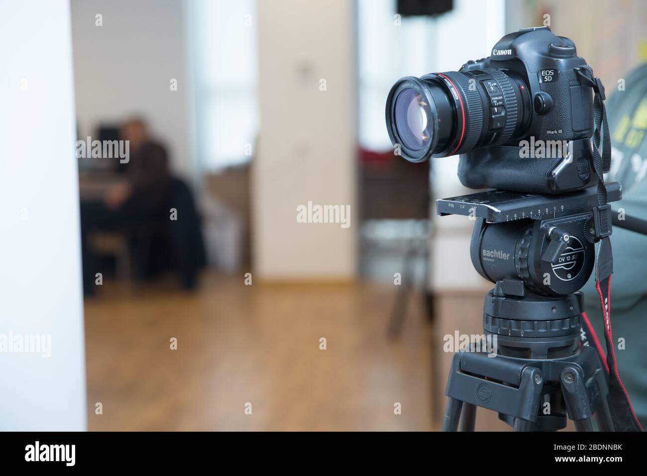 Mettere a fuoco sullo schermo della fotocamera montato su treppiede che mostra . Fotocamera su treppiede con ottimo percorso di ritaglio . Fotocamera professionale Foto Stock