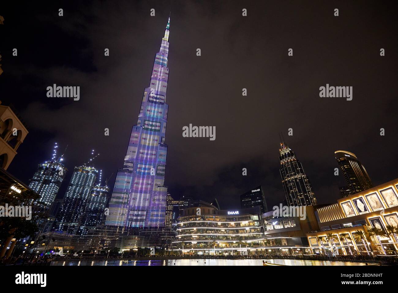 DUBAI, EMIRATI ARABI UNITI - 21 NOVEMBRE 2019: Burj Khalifa skyscraper illuminato con colori e Dubai Mall di notte Foto Stock