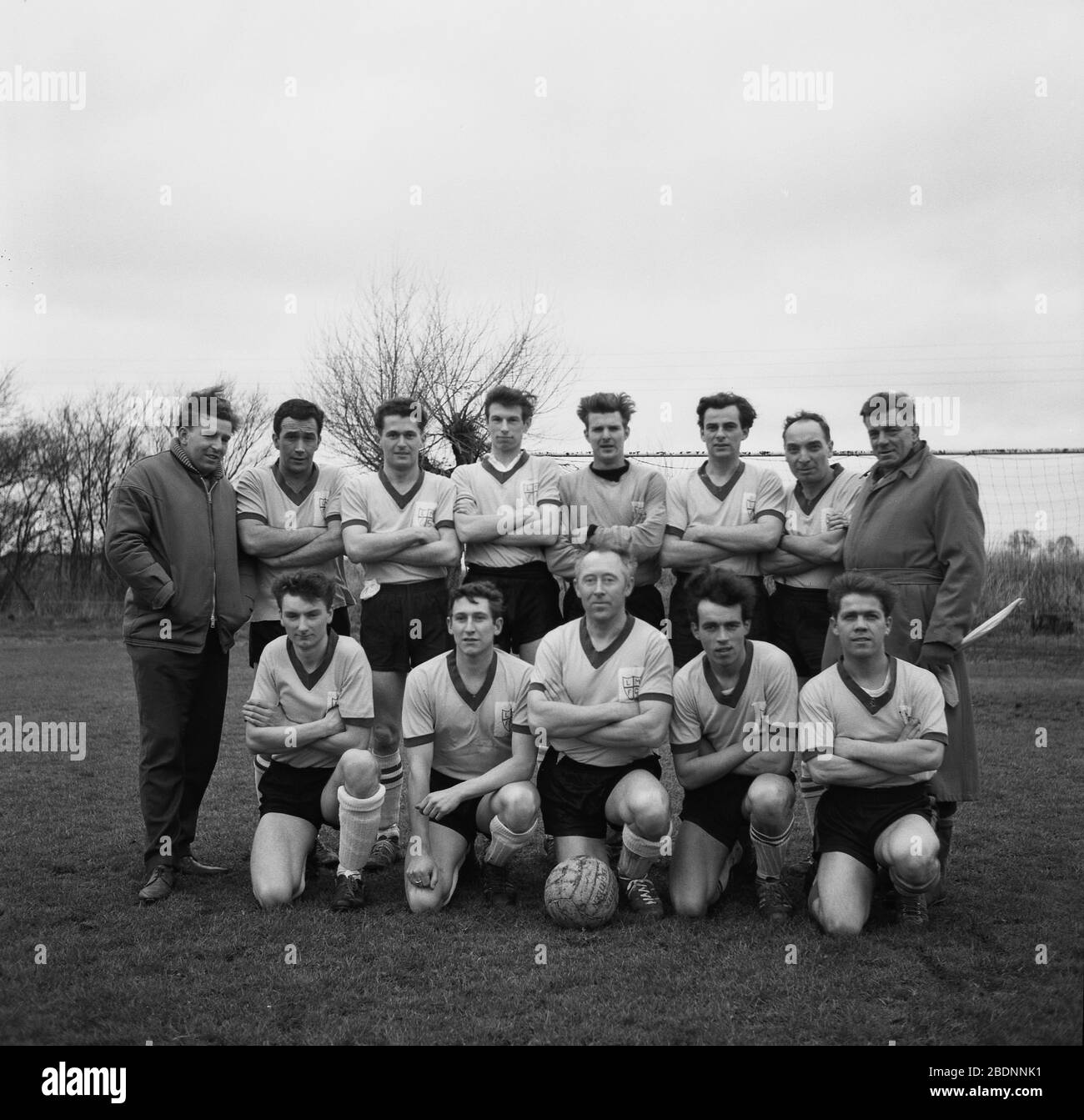 1965, storico, amatoriale calcio, foto di squadra che mostra la divisa di calcio dell'epoca, senza pubblicità o sponsorizzazione sulle semplici magliette v-neck, solo il logo della squadra, Inghilterra, Regno Unito. Foto Stock