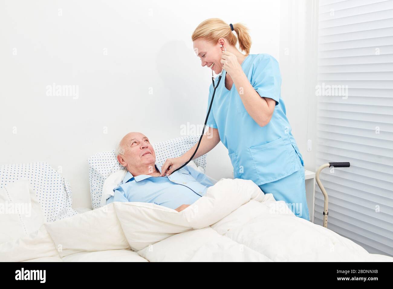 L'infermiere con stetoscopio sta ascoltando il paziente in ospedale Foto Stock