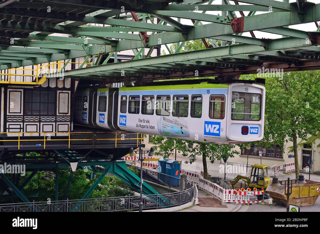 Wuppertal, Renania settentrionale-Vestfalia, Germania - 27 Maggio 2011: overhead pubblici treno nella stazione, usuali modalità di trasporto nella città Foto Stock